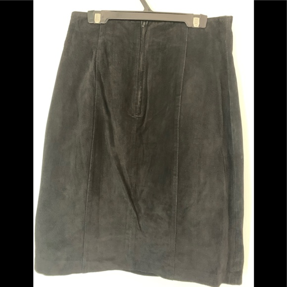 Black suede mini skirt size 6 lined inside - Picture 2 of 3